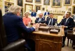 Trump Avrupa liderlerini karşısına dizdi o anlar gündem oldu! Bir de şapka koleksiyonu mesajı