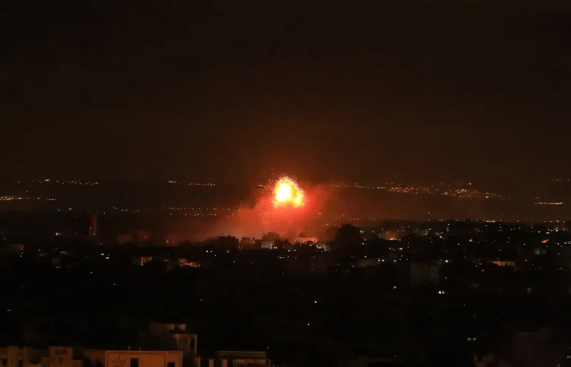 İsrail uçakları Gazze'yi bombalıyor - 7