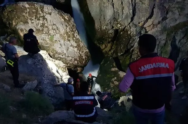 Selfie çeken genç kayalıklardan yuvarlandı
