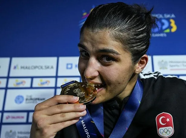 3-avrupa-oyunlari-boks-bransinda-kadinlar-66-kiloda-busenaz-surmeneli-altin-madalya-kazandi-1688255197589.jpeg 3. Avrupa Oyunları boks branşında kadınlar 66 kiloda Busenaz Sürmeneli altın madalya kazandı-2