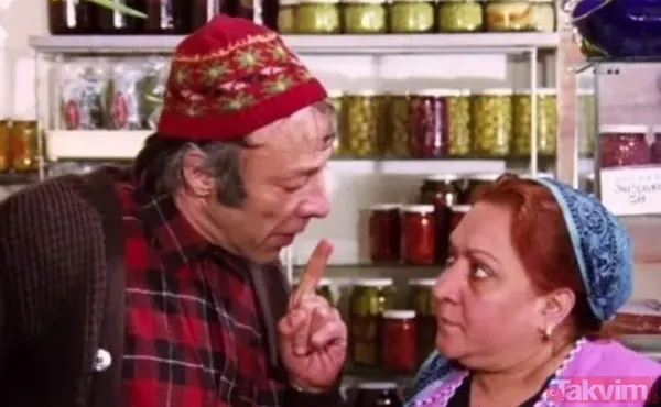 'Turşu sirkeli mi olur limonlu mu?' sahnesi dün gibi akıllarda! Yeşilçam'ın Neşeli Günler filminde inanılmaz hata! Münir Özkul öyle bir şey yapmış ki... - 1