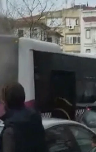 Fatih'te panik anları! Halk otobüsü alev aldı