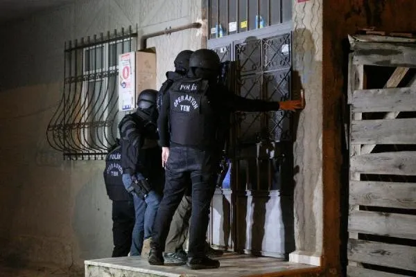 SON DAKİKA: 3 ilde terör örgütü PKK'ya şafak baskını: Çok sayıda şüpheli gözaltına alındı-2