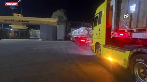 Refah Sınır Kapısı'nın Mısır tarafından kısıtlı sayıda insani yardım yüklü tırın girişi devam ediyor
