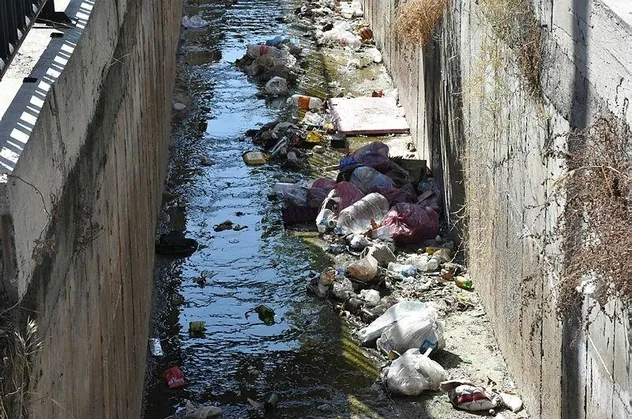 İzmir'de yine çöp sorunu: Karabağlar esnafının taşkın endişesi