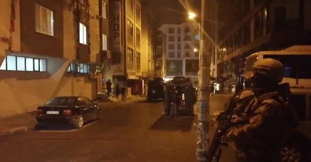 Son dakika: HDP Esenyurt ilçe binasına gece yarısı operasyonu