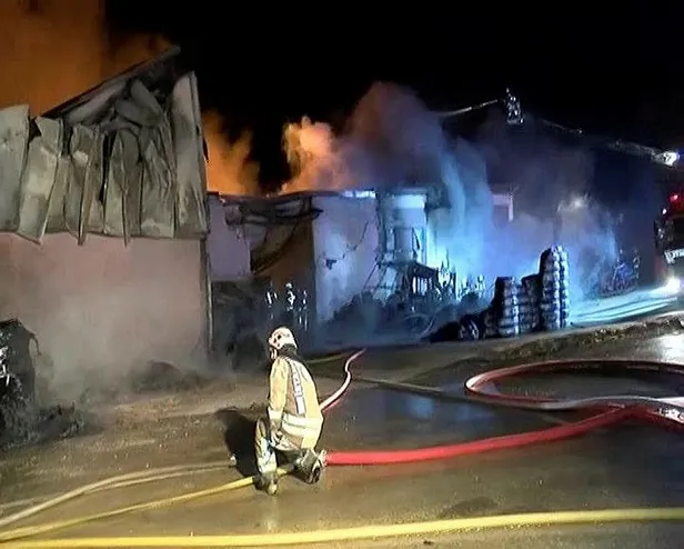 catalcada-harput-sanayi-sitesindeki-plastik-fabrikasinda-yangin-cikti-alevler-diger-fabrikalara-sicradi-1675565413527.jpeg Çatalca'da Harput Sanayi Sitesi'ndeki plastik fabrikasında yangın çıktı! Alevler diğer fabrikalara sıçradı-5