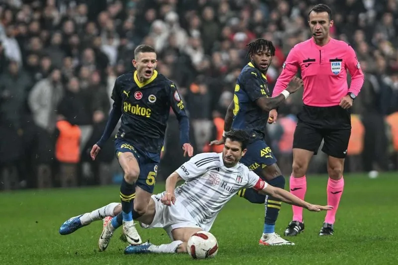 Ligde oynanan Beşiktaş - Fenerbahçe derbisinde kazanan 3-1'lik skorla sarı lacivertliler olmuştu.