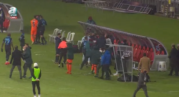 basaksehir-trabzonspor-super-kupa-macinda-ortalik-karisti-1611778325672.jpg Başakşehir - Trabzonspor Süper Kupa maçında ortalık karıştı!-4