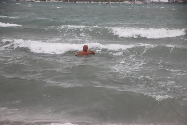 firtinaya-aldirmadi-denize-kostu-1639147350976.jpg Fırtınaya aldırmadı denize koştu-4