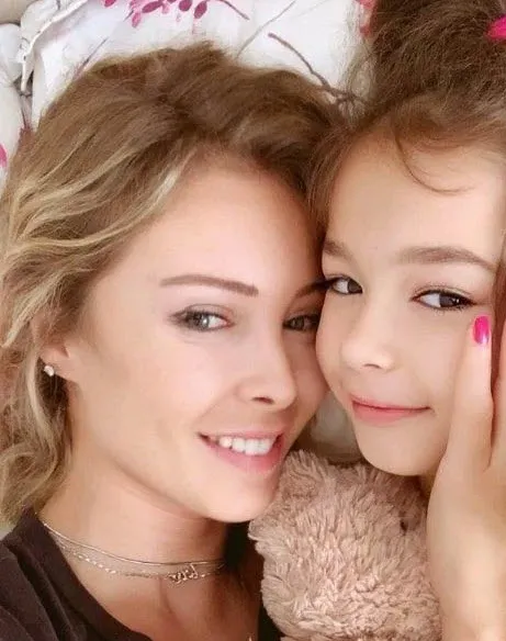 İbrahim Tatlıses'in eski eşi Ayşegül Yıldız süper miniyi çekti sezonu bomba gibi açtı! Kızı Elif Ada'nın annesinden Instagram'da şov-3