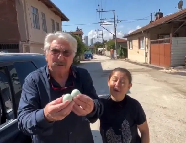 Erdal Özyağcılar yolunu şaşırdı: Hayranından mavi yumurta hediyesi