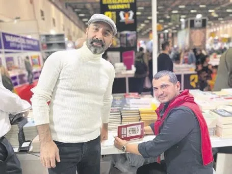 burak-torer-eski-sevgilisi-gulben-ergeni-sahnenin-en-onunden-izledi-saklambac-haberleri-1671311478565.jpeg Burak Törer eski sevgilisi Gülben Ergen’i sahnenin en önünden izledi | Saklambaç haberleri-13