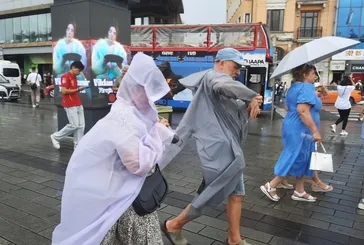İstanbul yağışa teslim! Caddeler yine göle döndü vatandaşlar bina altlarına sığındı