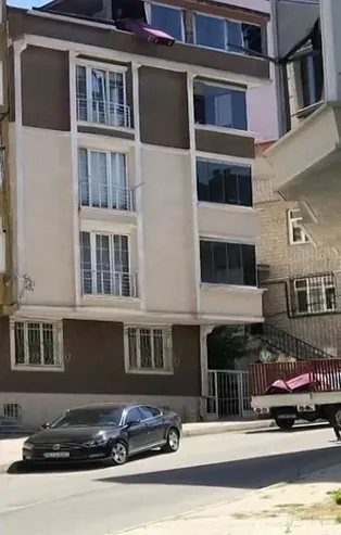 İstanbul'da akılalmaz görüntü! 5'inci kattan aşağı attılar