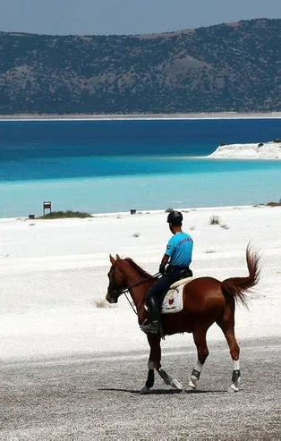 "Türkiye'nin Maldivleri" olarak bilinen Salda Gölü, atlı jandarmaya emanet