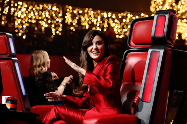Hande Erçel O Ses Yılbaşı 2021'de Kerem Bursin'i öyle bir kandırmış ki! Hande Erçel sevgilisi olduğu söylenen Kerem Bürsin'i tufaya düşürdü-4