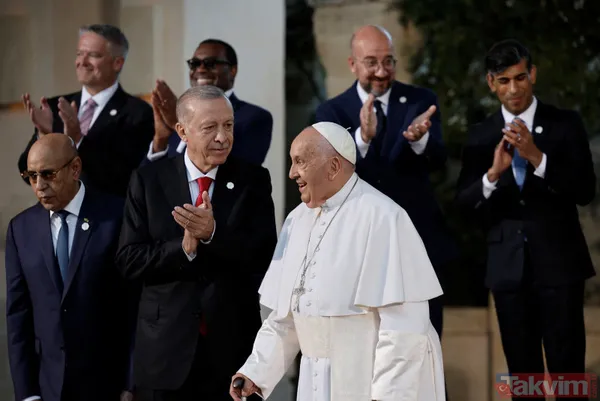 Başkan Recep Tayyip Erdoğan, G7 zirvesinde aile fotoğrafı çekimine katıldı! Papa Francis ile ayaküstü dikkat çeken sohbet - 4