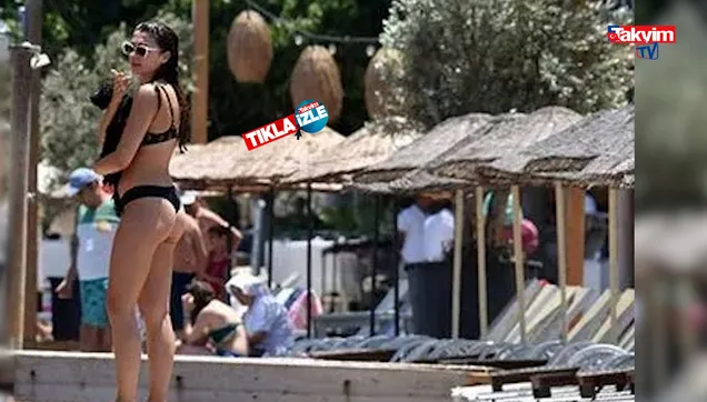 Burcu Özberk tatilde vücuduna yapışan mini bikinisiyle şov yaptı