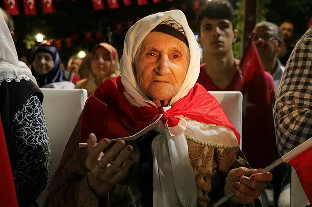106 yaşındaki Zeynep Bekereci demokrasi nöbetine katıldı