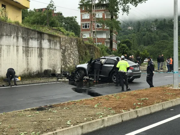 son-dakika-milyonluk-trafik-kazasi-1-olu-1-yarali-1621849805600.jpg SON DAKİKA: Rize'de milyonluk trafik kazası! 1 ölü 1 yaralı-5