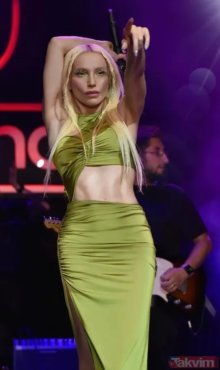 Eser Yenenler'in eşi Berfu Yenenler'den olay kare! Daracık tulumuyla poz verdi görenlerin ağzı açık kaldı: "Buket Aydın olmuşsun" - 13