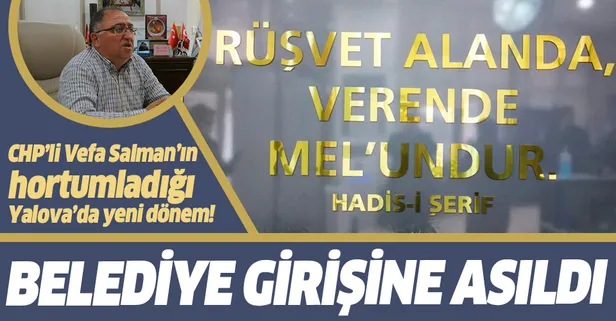 Yalova Belediyesi’nin girişine asıldı: Rüşvet alan da, veren de mel'undur