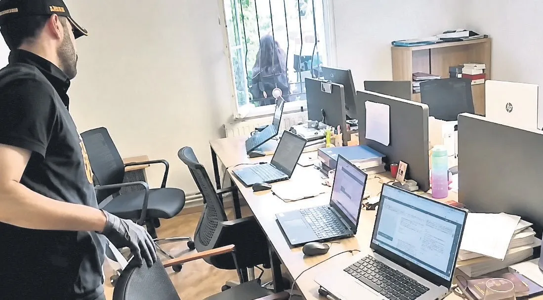 sahte-hukuk-burosu-tuzagi-bir-telefon-mesajiyla-milyonlari-buhar-oldu-1788645557126.jpeg Sahte icra mesajıyla dolandırıcılık operasyonu: 24’ü avukat 31 kişi gözaltında-1