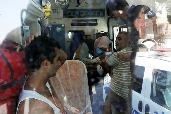 firinci-ile-borcunu-istedigi-musteriyle-yakinlarinin-odunlu-kavgasi-8-yarali-1598552371837.jpg Şanlıurfa’da fırıncı ile borçlu odunları kullanarak kavga etti: 8 yaralı-2