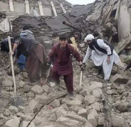 afganistanda-siddetli-deprem-yuzlerce-olu-var-1655889272453.jpeg Afganistan'da şiddetli deprem! Ölü sayısı korkunç boyutlarda...-3