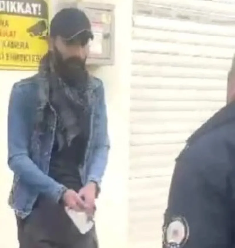 Iğdır'da AK Parti İl binasına satırlı saldırı: Şüpheli akıl sağlığı için hastaneye sevk edildi-1