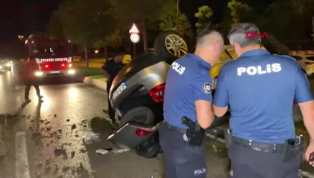 İstanbul Kartal'da orta refüjdeki ağaçlara çarpan otomobil takla attı! Yaralılar var