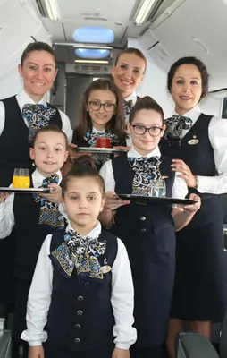 Anneleri ile aynı uçakta hosteslik yaptılar