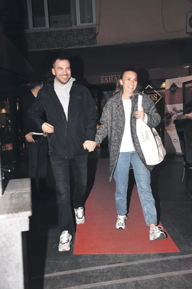 evli-mutlu-cocuklu-1671401498014.jpeg Evli, mutlu, çocuklu! Aslı Enver, eşi Berkin Gökbudak ile nikah sonrası ilk kez görüntülendi-2