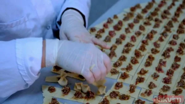 Mantı Tarifi Hamuru Hazırlama: İşe Un, Yumurta, Tuz Ve Suyu Derin Bir Kapta Yoğurarak Başlayın. Sert Kıvamlı Bir Hamur Elde Ettiğinizde, Üzerini Nemli Bir Bezle...