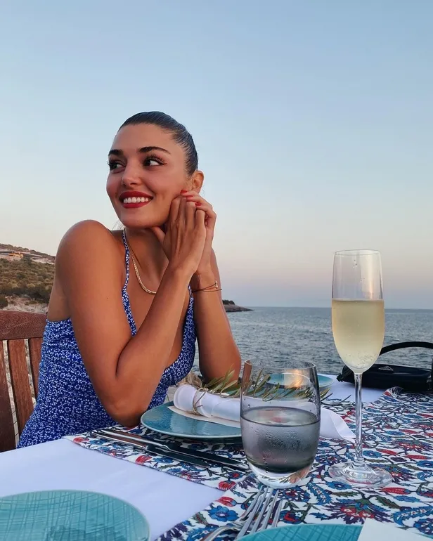 Sevgilisi Kerem Bürsin'in 'olağanüstü' kadını gömleği açtı... Hande Erçel poz işini iyi biliyor bu kez tercihi transparan büstiyer!-3