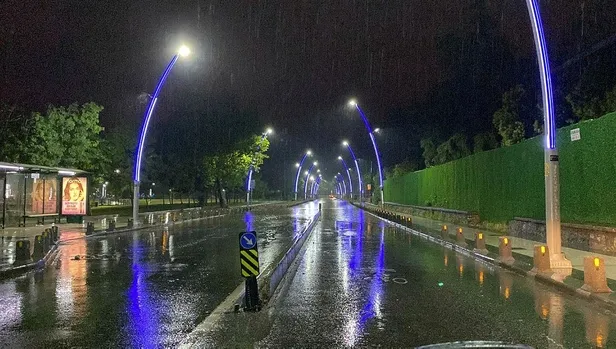 istanbulda-aniden-bastiran-saganak-yagis-bir-cok-yerde-hayati-felc-etti-1657420992941.jpeg İstanbul'da aniden bastıran sağanak yağış bir çok yerde hayatı felç etti-10