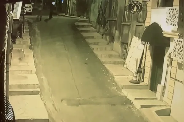 istanbulda-korkunc-cinayet-kamerada-kaskli-gence-kursun-yagdirdilar-1685178373555.jpeg Korkunç cinayet kamerada: Kasklı gence kurşun yağdırdılar-2