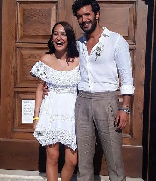 evlilikte-kriz-var-iddlari-cikan-baris-arduc-ve-gupse-ozay-cift-1652644632437.jpeg Barış Arduç Gupse Özay'la aralarında sorun olduğu iddialarına noktayı koydu!-3