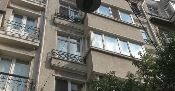 Cihangir'de kan donduran olay! Kız kardeşini meyve bıçağıyla katletti! Önce 20 kez bıçaklayıp öldürdü sonra kendini 3. kattan attı