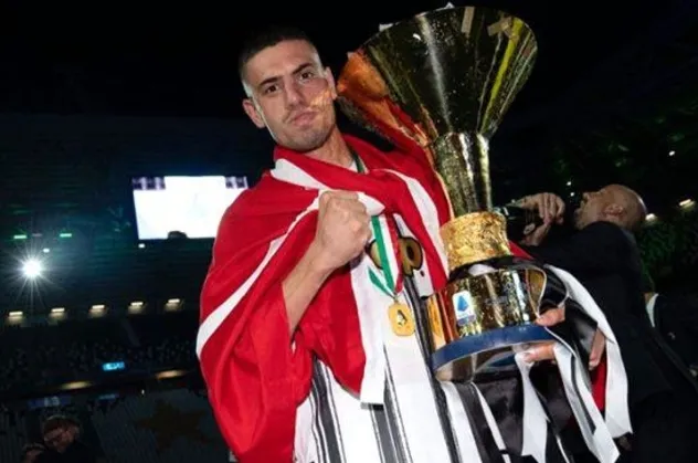 Merih Demiral kupayı kaldırdı