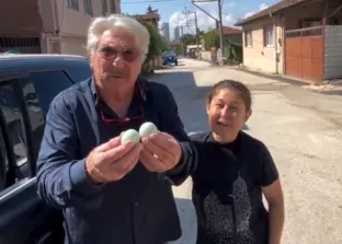 Bursa’da yolunu şaşıran Erdal Özyağcılar’a hayranından taze folluktan organik mavi yumurta sürprizi