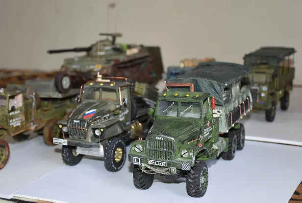 atiklardan-savas-gemileri-ve-askeri-araclarin-maketini-yapiyor-1604814759538.jpg Atıklardan savaş gemileri ve askeri araçların maketini yapıyor-1