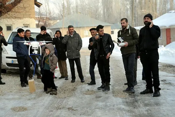 Köylüler, drone kullanarak cep telefonuyla görüşebiliyor-1