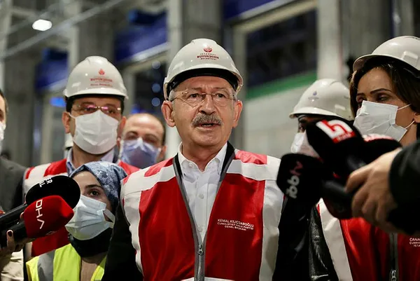 chp-lideri-kemal-kilicdaroglu-fikri-saglarin-basortulu-hkim-sozlerini-yanina-bsortulu-isci-alarak-elestirdi-cagin-neresindeyiz-biz-1609433271520.jpg CHP Lideri Kemal Kılıçdaroğlu, Fikri Sağlar'ın 'Türbanlı hâkim' sözlerini yanına başörtülü parti üyesini alarak eleştirdi: Çağın neresindeyiz biz?-2