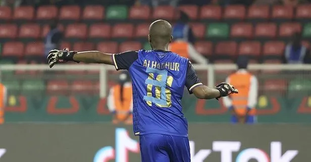 Dünya futbolu Chaker Alhadhur’u konuşuyor! 30 yaşındaki Komorlar’lı sol bek Kamerun maçında kaleye geçti