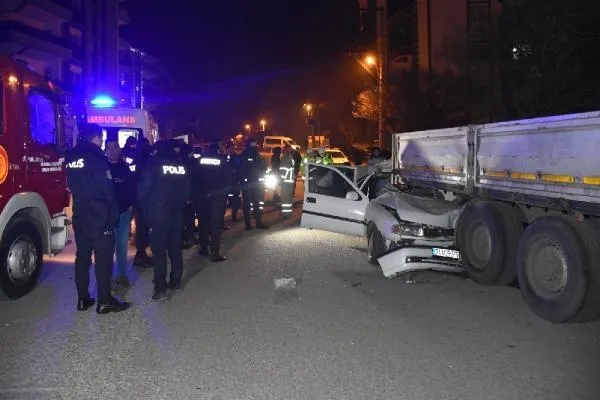 Gece yarısı korkunç son! Kırıkkale'de otomobil park halindeki TIR'a çarptı: 1 ölü-2