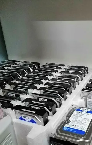 Adana'da FETÖ şüphelisinin evinde 70 hard disk ele geçirildi