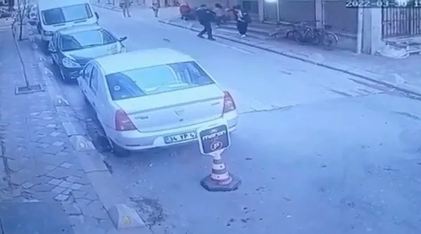 1649062021552.jpg İstanbul'da sokak ortasında kız kardeşine dehşeti yaşattı! Üstünde sopayı kırdı bayıltana kadar dövdü-2
