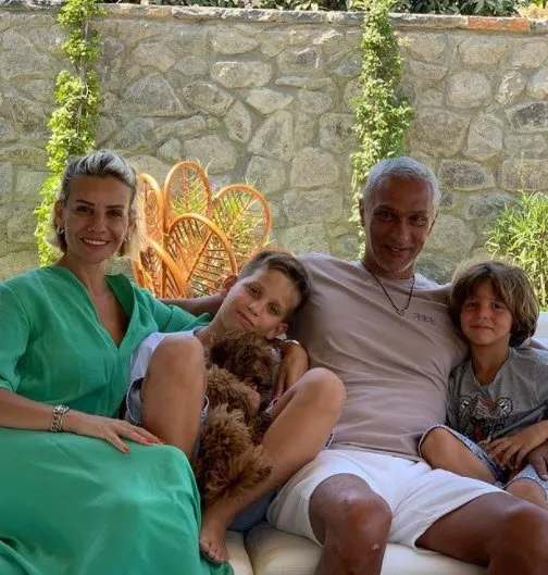esra erol un esi ali ozbir acti agzini yumdu gozunu o cocuklari yla basladi gerisi geldi ali ozbir i kimse zapt edemedi bile takvim